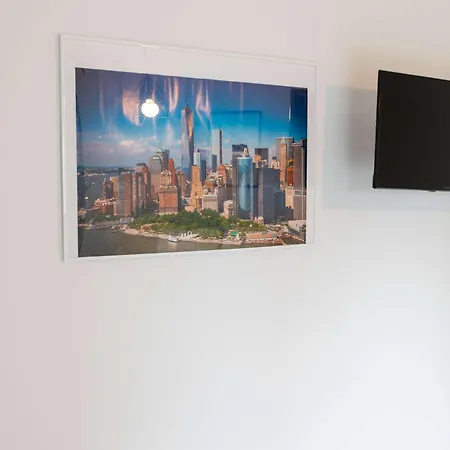 Bright New 1 Bd With Balcony In Lejlighed *