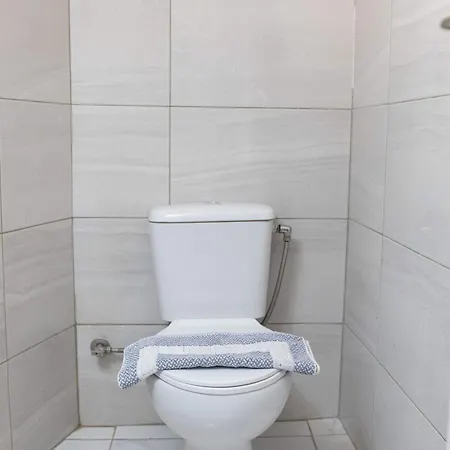 Bright New 1 Bd With Balcony In Lejlighed